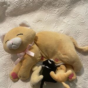 Manhattan Toy plush Cat Nursing Nina Mommy Cat 3 kittens attached